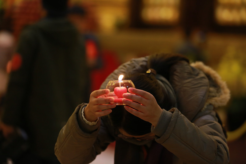 信众手捧心灯供佛祈愿