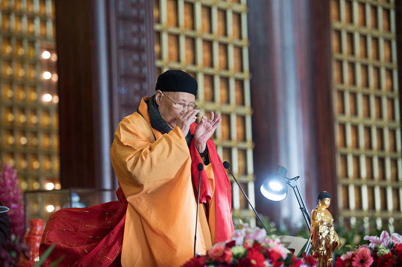 炉香乍爇,钟鼓齐鸣,祥符禅寺知客师果因法师带领信众代表迎请无相大