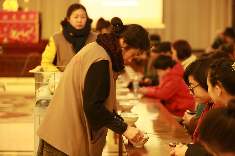 护法义工摆放碗筷