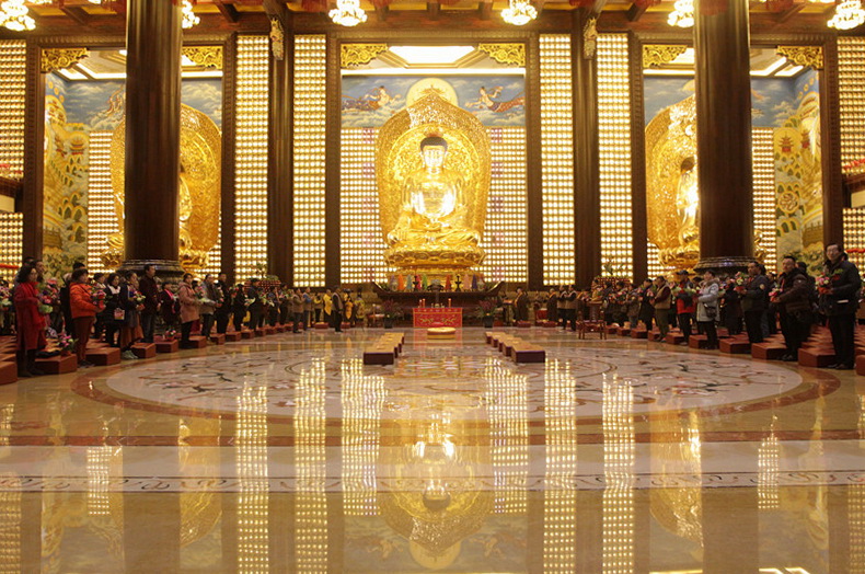 三圣殿大殿信众向诸佛供花