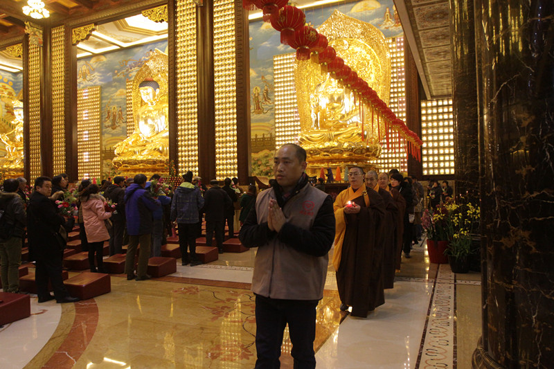 祥符禅寺僧众带领信众手捧心灯绕佛