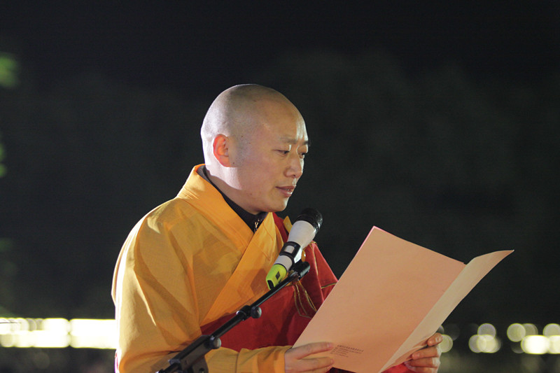 祥符禅寺方丈普俊大和尚领众恭诵《供灯祈愿文》