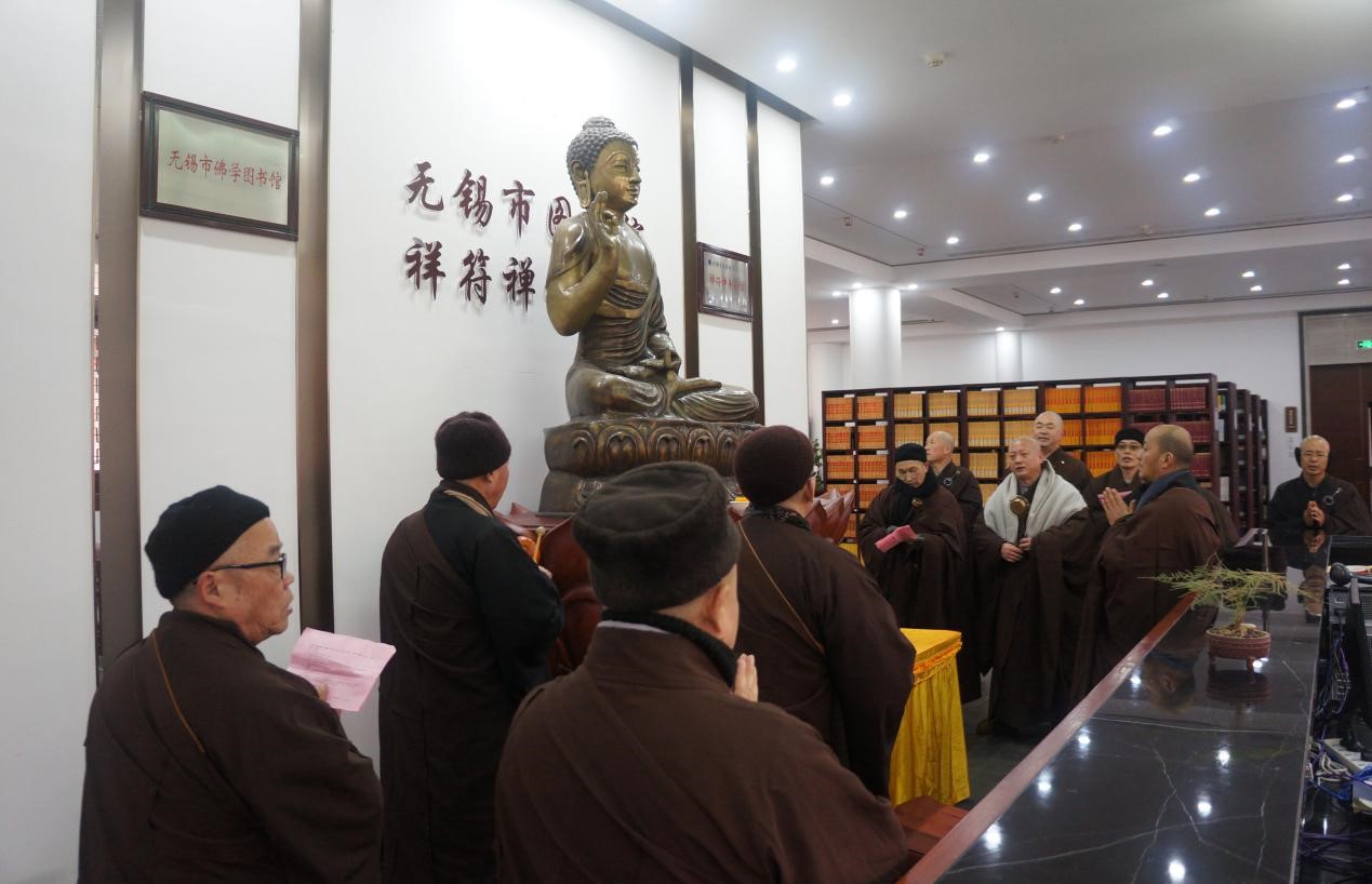 主页 寺院新闻 > 正文    按照供佛仪轨,大众唱《炉香赞》,称诸佛菩萨