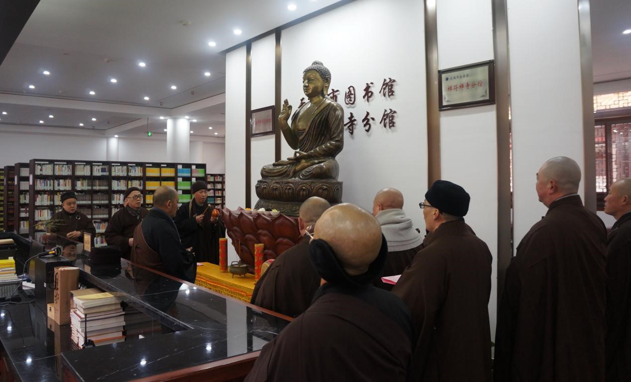 主页 寺院新闻 > 正文    按照供佛仪轨,大众唱《炉香赞》,称诸佛菩萨