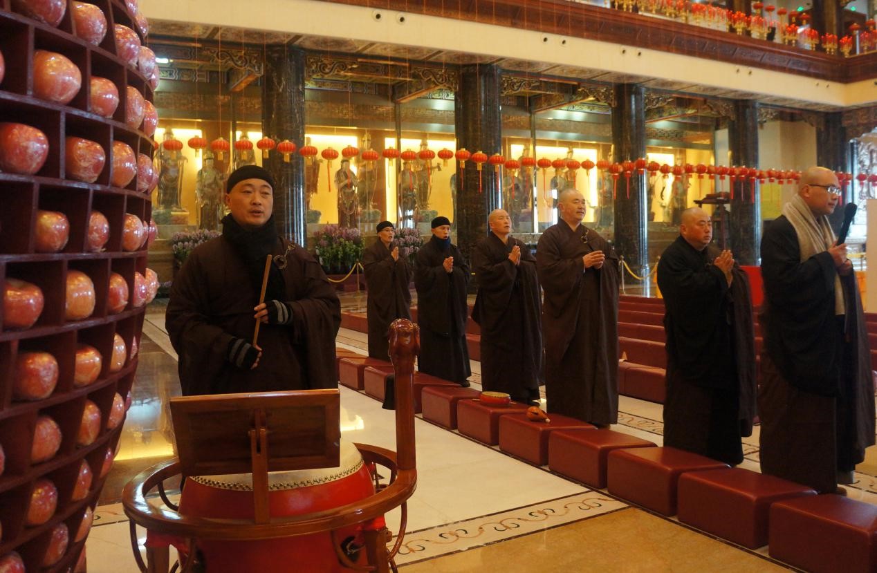 主页 寺院新闻 > 正文    按照供佛仪轨,大众唱《炉香赞》,称诸佛菩萨