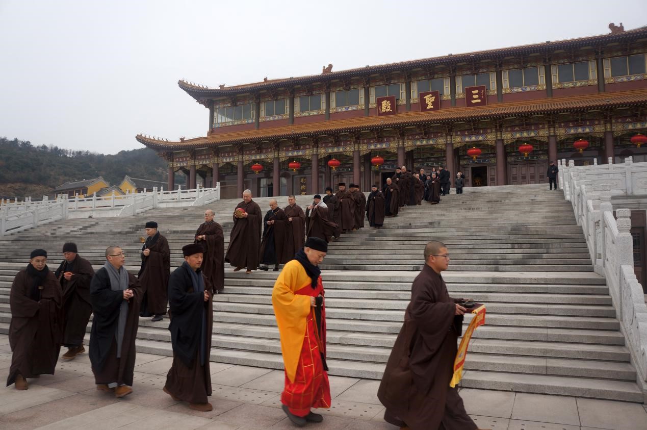 主页 寺院新闻 > 正文    按照供佛仪轨,大众唱《炉香赞》,称诸佛菩萨