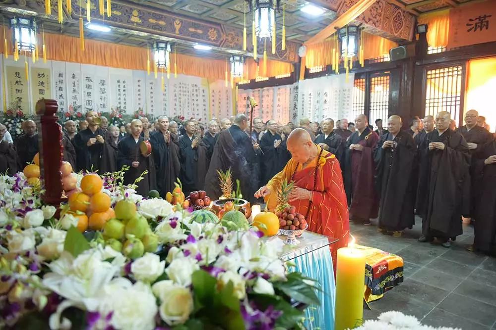 下午1时,举行了如法如律的无相长老荼毗仪式.