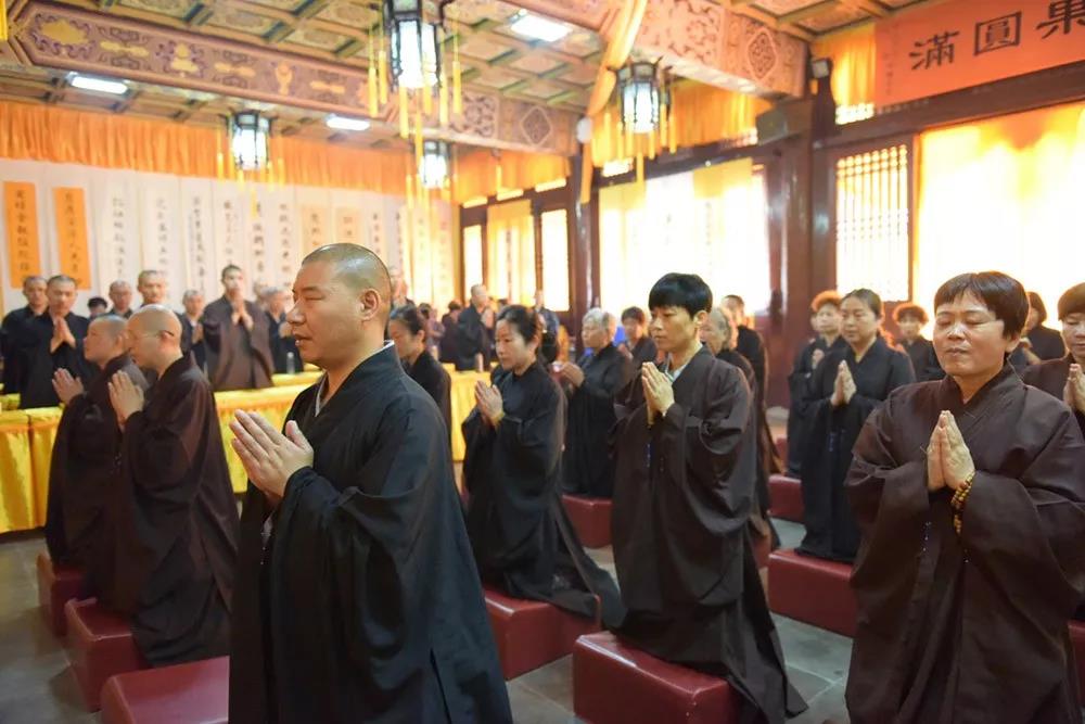 维那举腔唱赞,四众弟子恭诵《金刚般若波罗蜜经》,灵堂内梵音阵阵