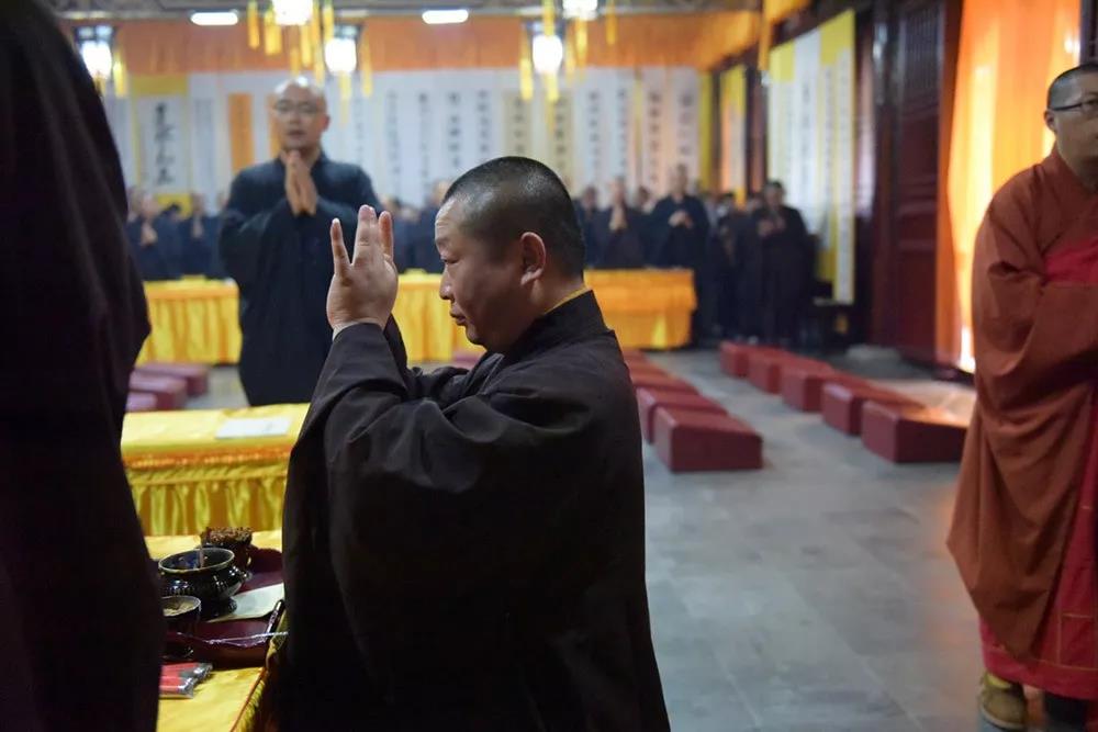 于灵堂内恭候大禅法师主法,遵循仪轨,如法举行大蒙山施食法会.