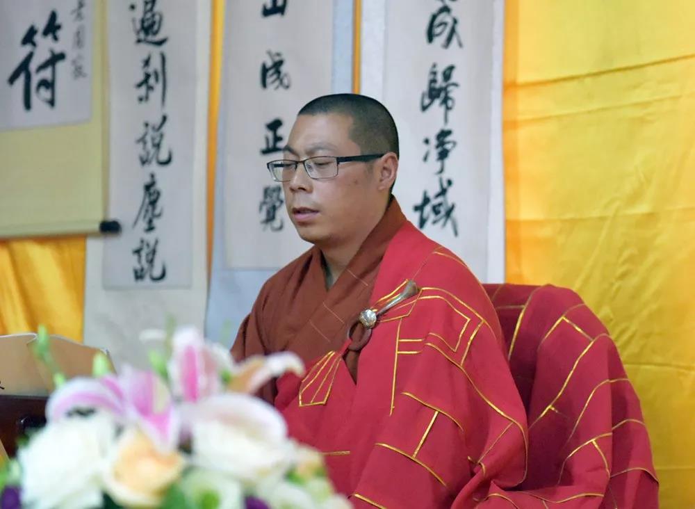 于灵堂内恭候大禅法师主法,遵循仪轨,如法举行大蒙山施食法会.