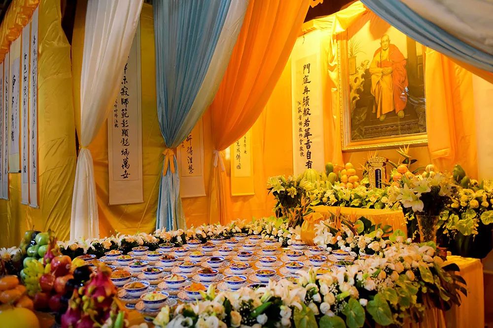 是时,四众弟子庄严列队,广聚灵堂,怀着深切怀念与感恩之情,将精心准备